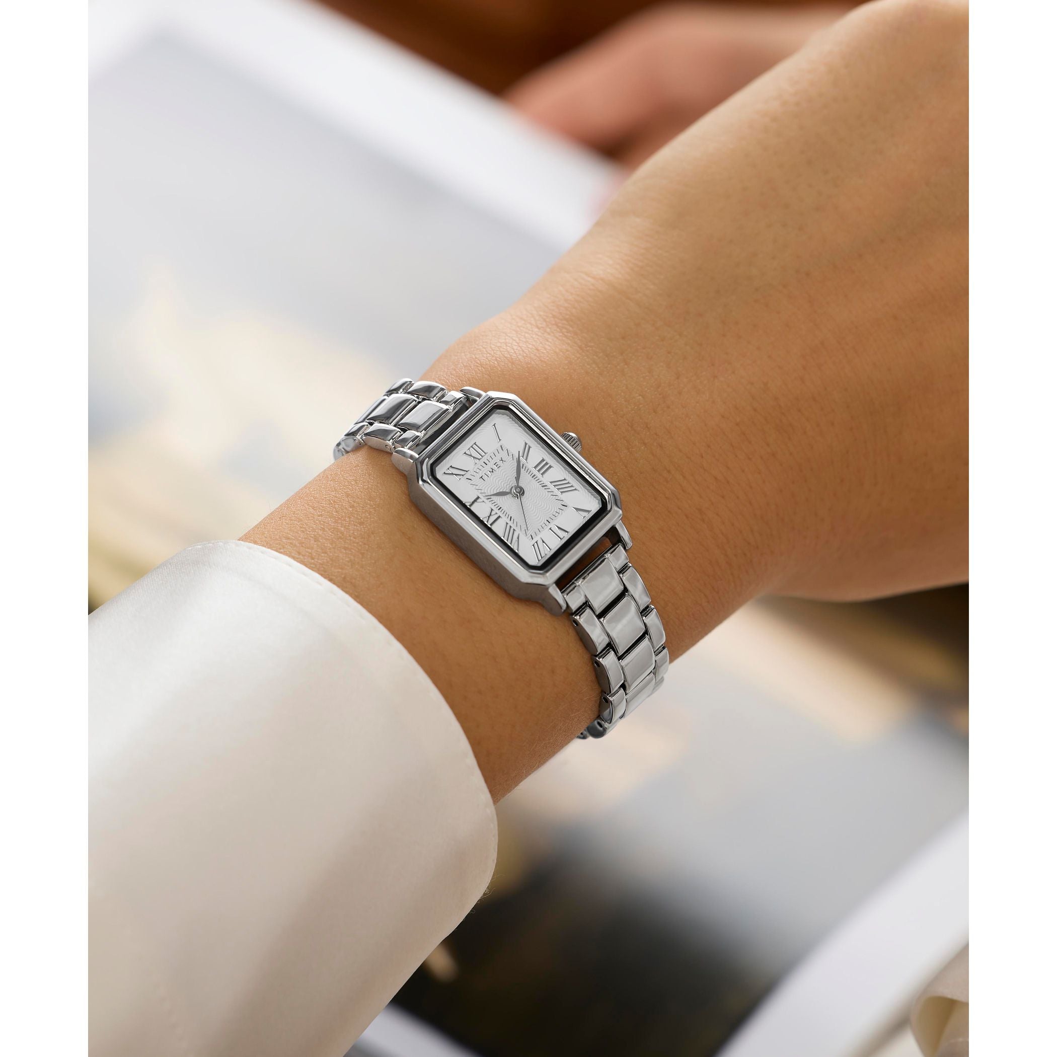TW2Y57900 Vivienne Trend de mujer correa de metal